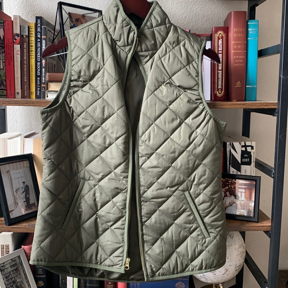 Old Navy Women’s Forest Green Puff Vest NWOT